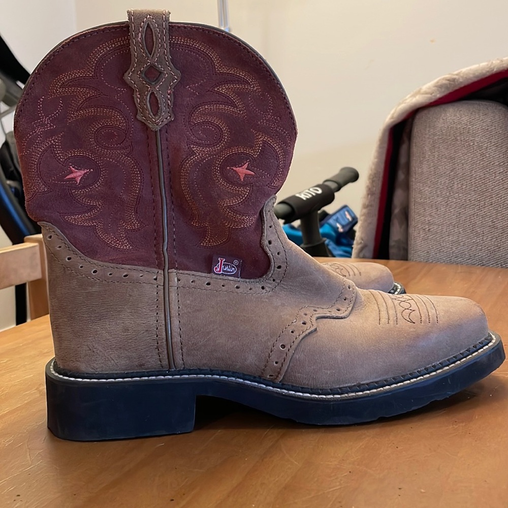 Size 9B, women’s square toe cowboy boots
